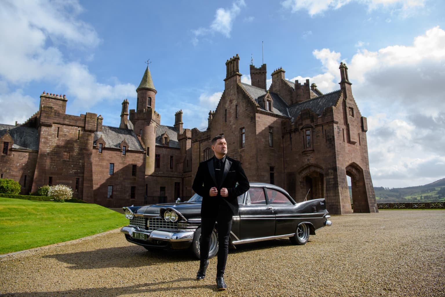 Steve Spade performing